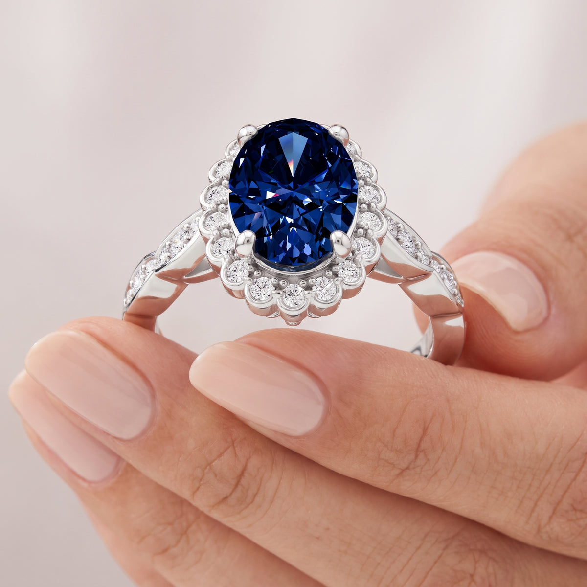 _lifestyle_image@SKU:RG538-LCSO02000004W #metal_10k-white-gold+origin_lab-created