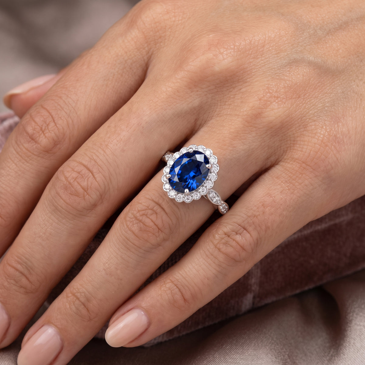 _lifestyle_image@SKU:RG538-LCSO02000004W #metal_10k-white-gold+origin_lab-created