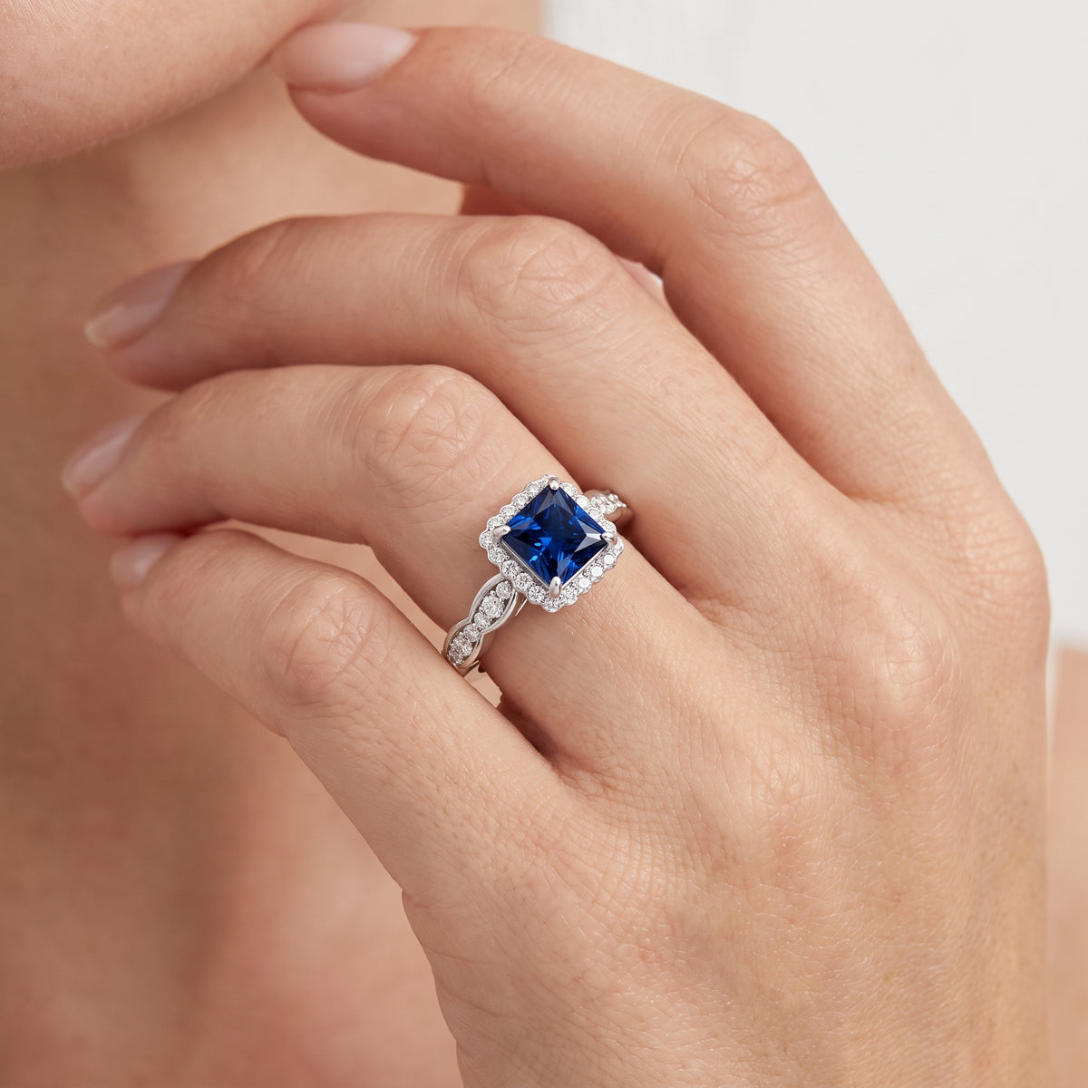 _lifestyle_image@SKU:RG538-LCSP01000004W #metal_10k-white-gold+origin_lab-created
