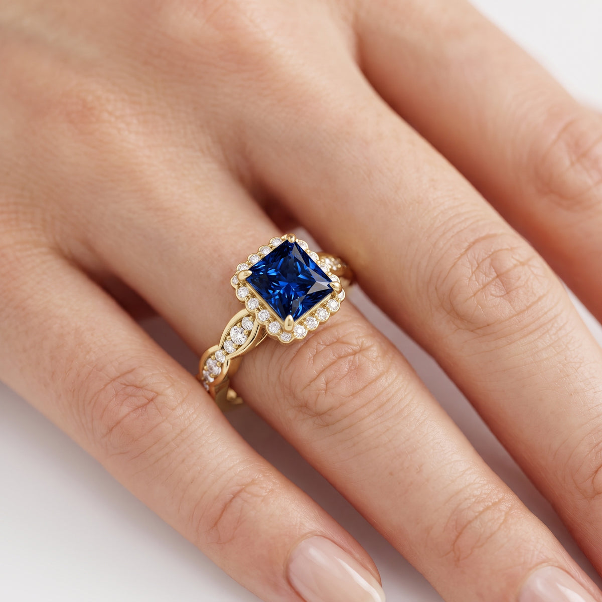 _lifestyle_image@SKU:RG538-LCSP01000004Y #metal_10k-yellow-gold+origin_lab-created