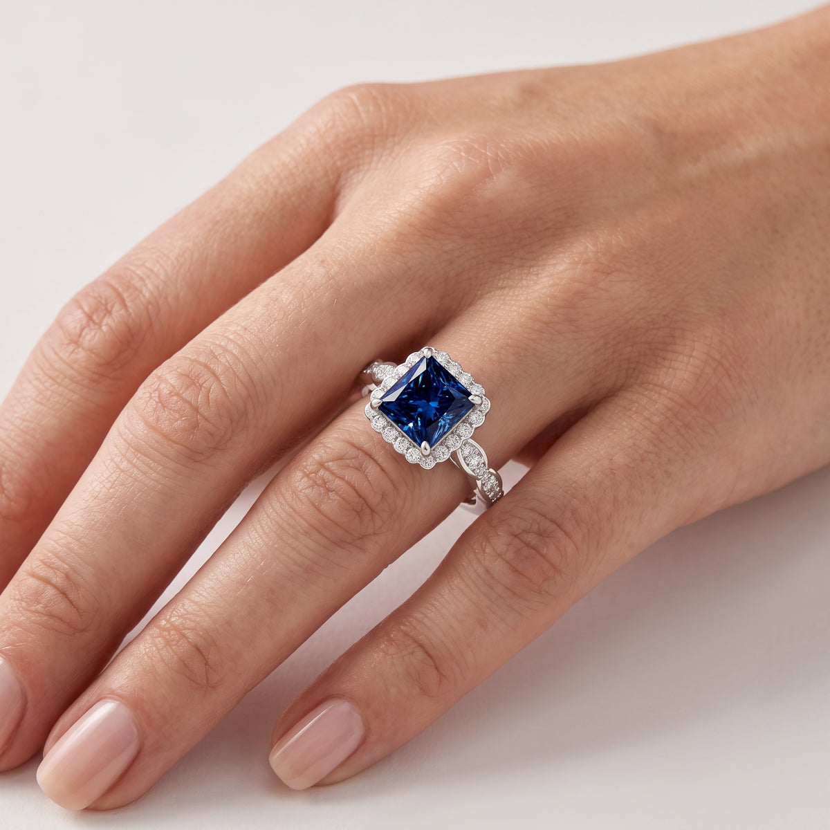 _lifestyle_image@SKU:RG538-LCSP02000004W #metal_10k-white-gold+origin_lab-created