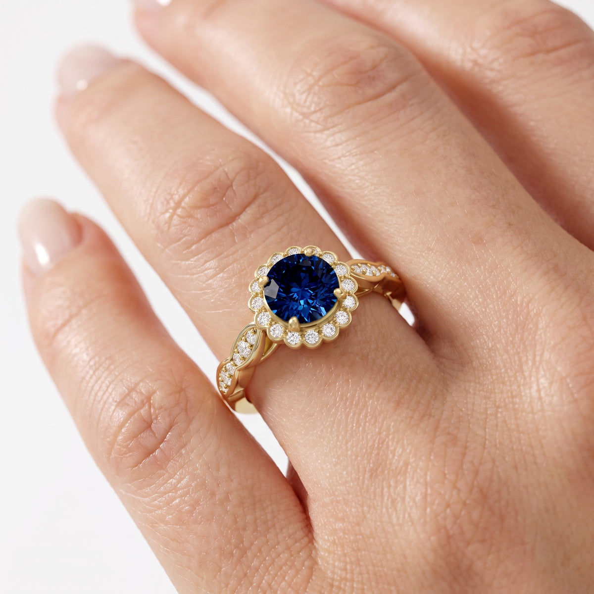 _lifestyle_image@SKU:RG538-LCSR01000004Y #metal_10k-yellow-gold+origin_lab-created