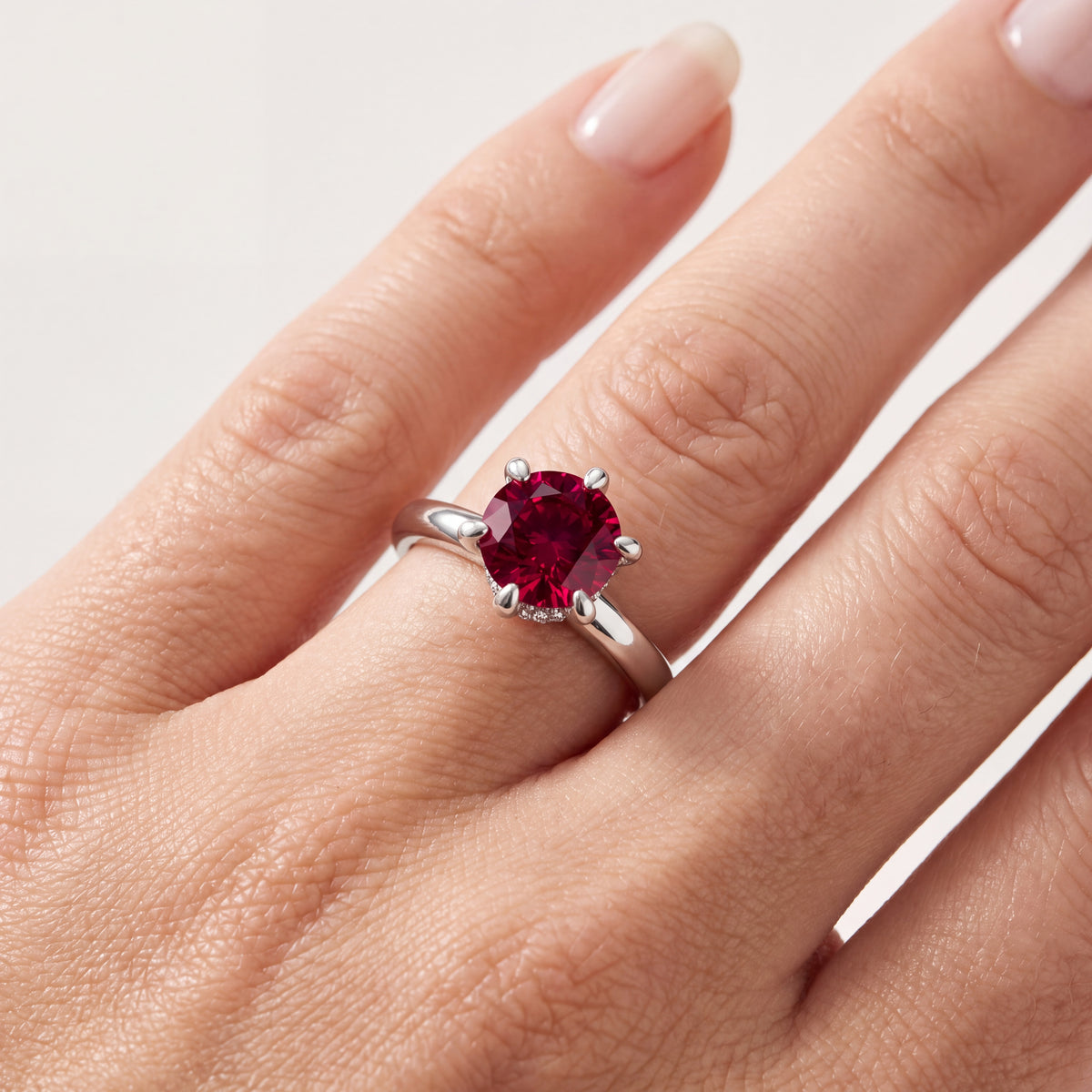_lifestyle_image@SKU:RG604-LCRR01000004W #metal_10k-white-gold+origin_lab-created