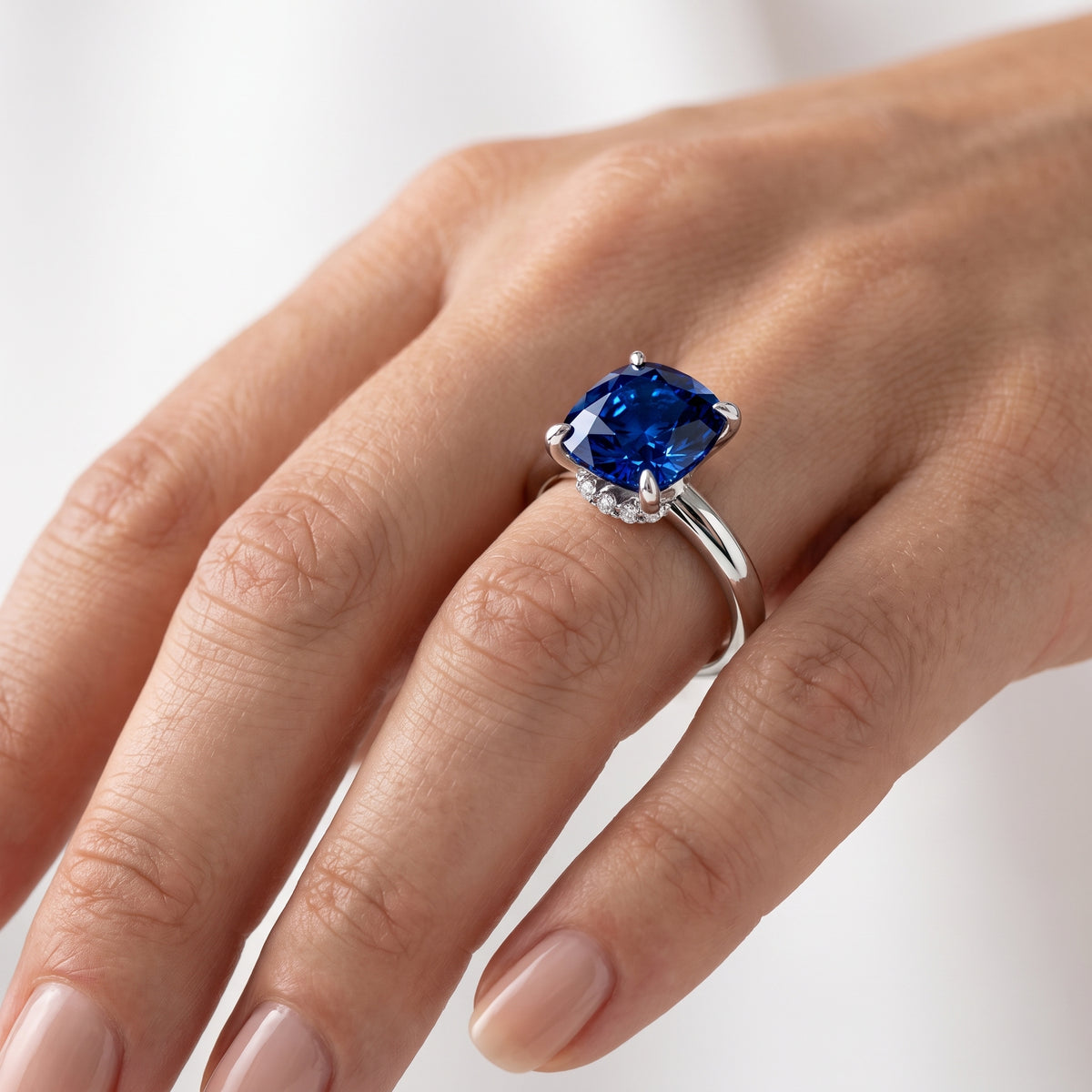 _lifestyle_image@SKU:RG604-LCSC04000004W #metal_10k-white-gold+origin_lab-created