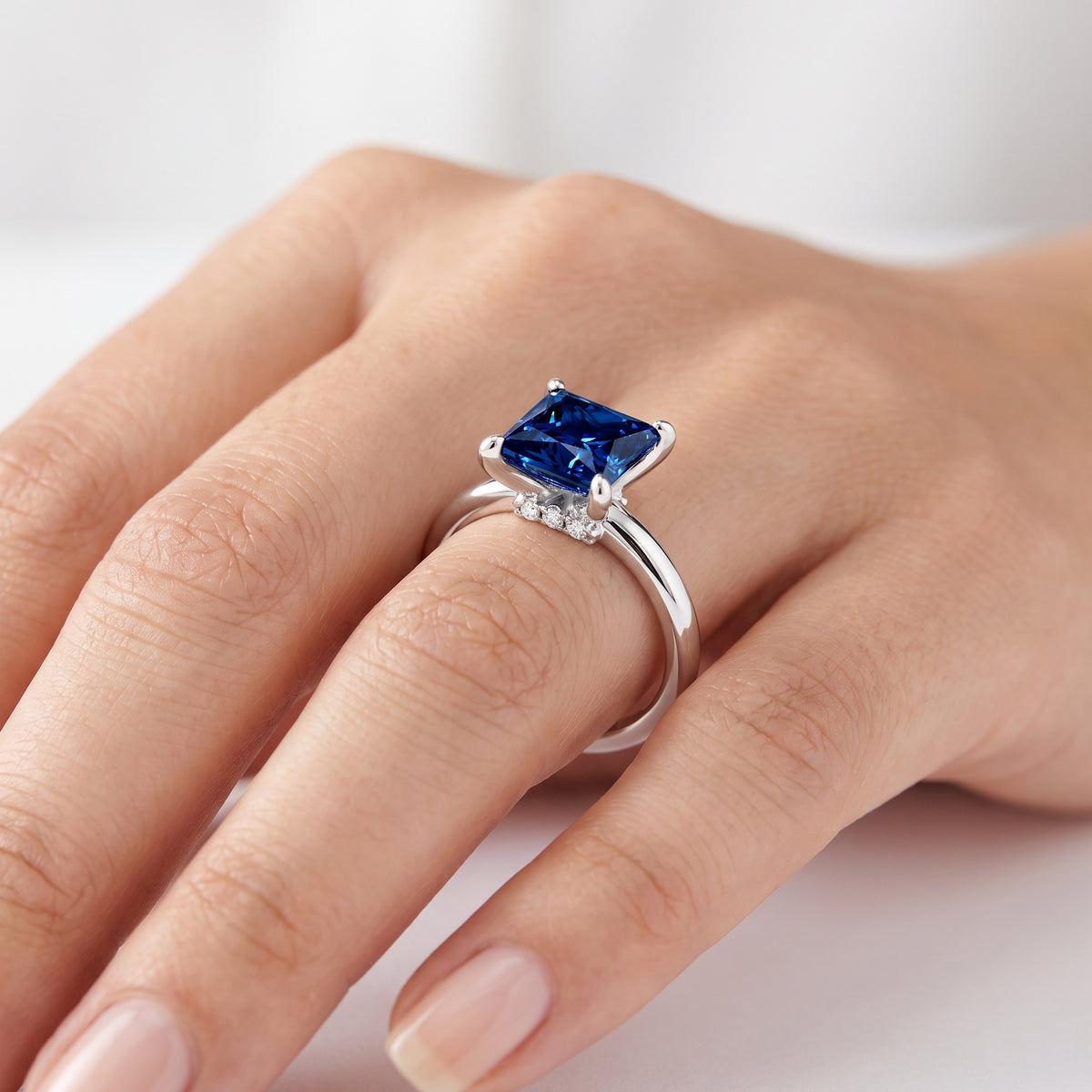 _lifestyle_image@SKU:RG604-LCSP03000004W #metal_10k-white-gold+origin_lab-created