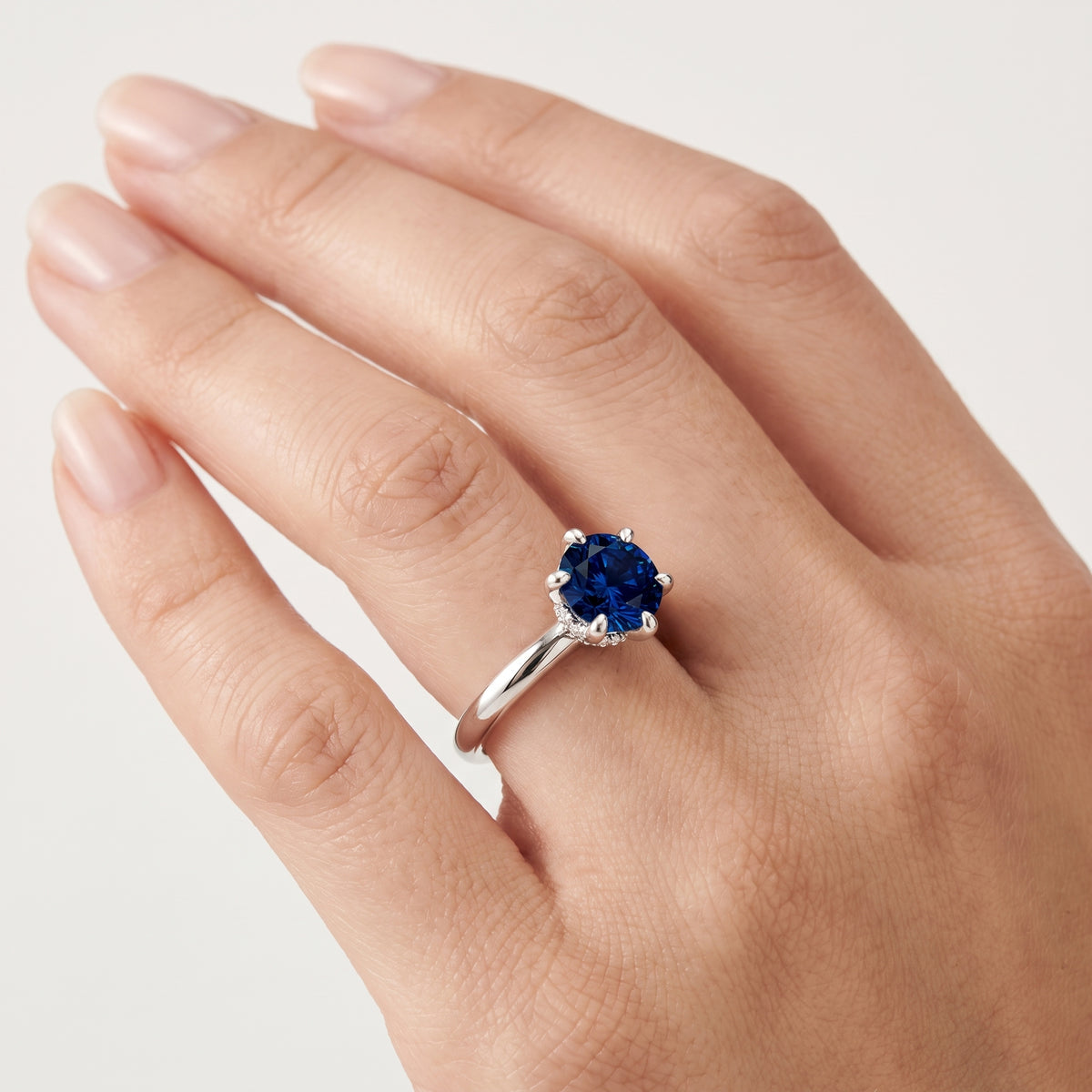 _lifestyle_image@SKU:RG604-LCSR01000004W #metal_10k-white-gold+origin_lab-created