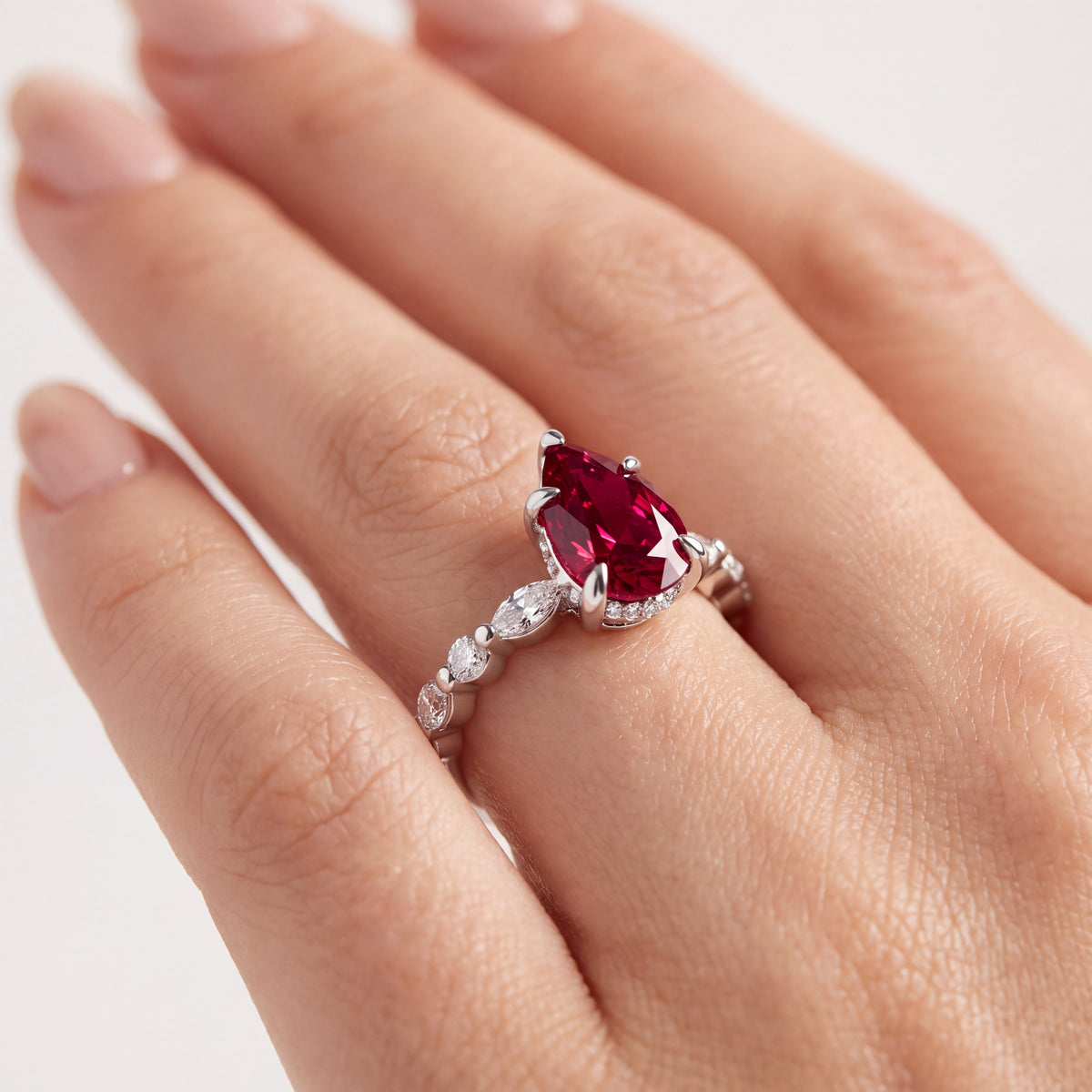 _lifestyle_image@SKU:RG736-LCRD01000004W #metal_10k-white-gold+origin_lab-created