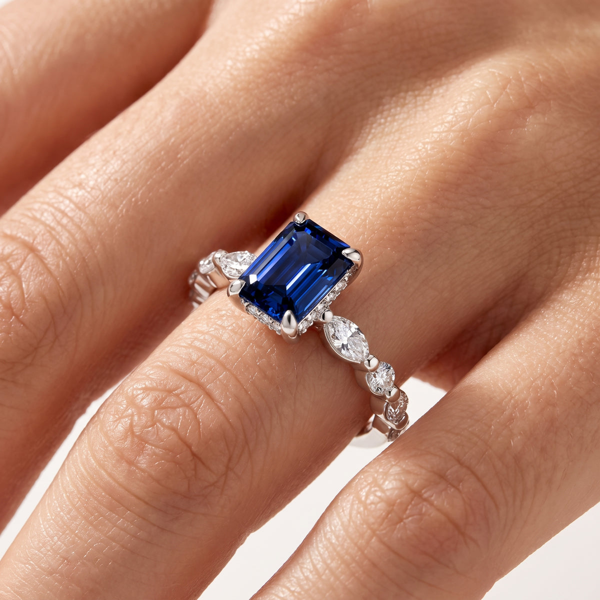 _lifestyle_image@SKU:RG736-LCSE01000004W #metal_10k-white-gold+origin_lab-created