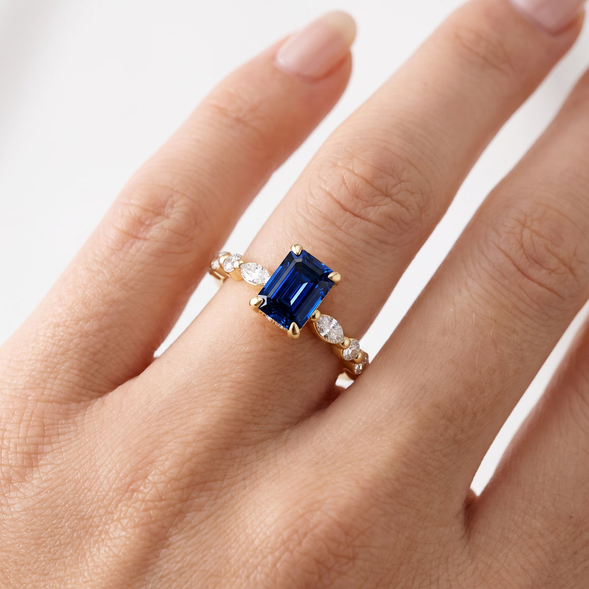 _lifestyle_image@SKU:RG736-LCSE01000004Y #metal_10k-yellow-gold+origin_lab-created