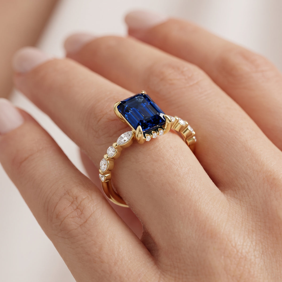 _lifestyle_image@SKU:RG736-LCSE02000004Y #metal_10k-yellow-gold+origin_lab-created