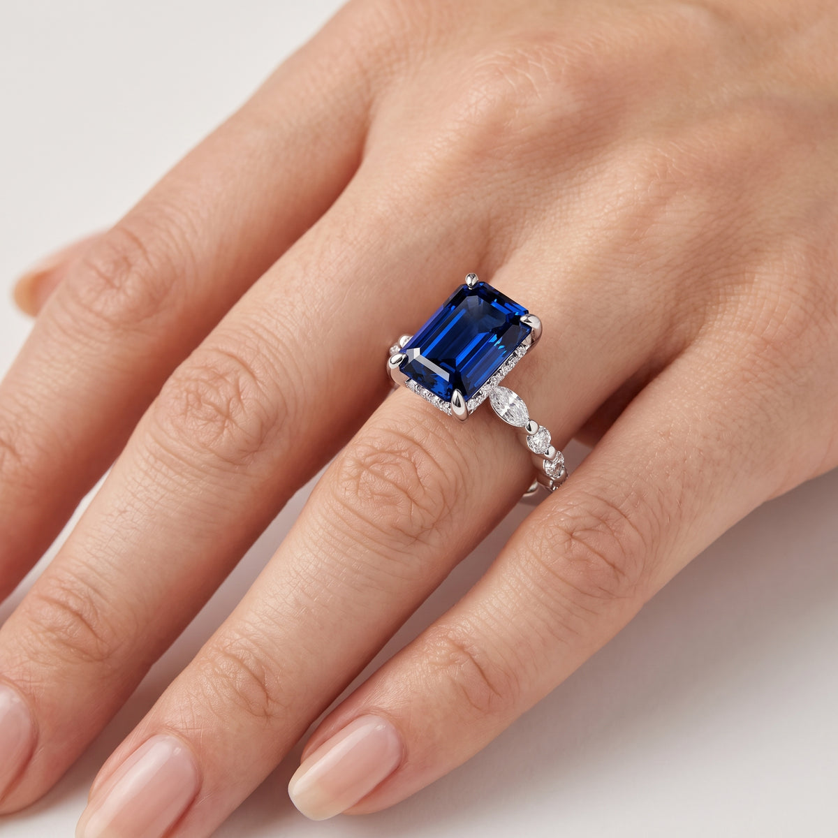 _lifestyle_image@SKU:RG736-LCSE03000004W #metal_10k-white-gold+origin_lab-created