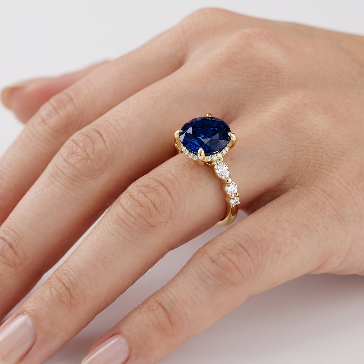 _lifestyle_image@SKU:RG736-LCSR03000004Y #metal_10k-yellow-gold+origin_lab-created