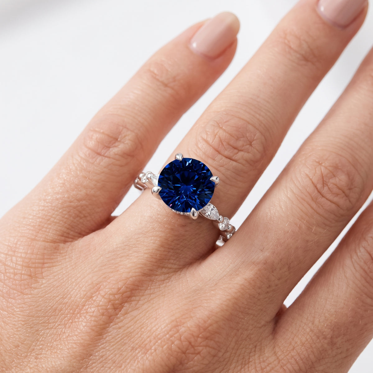 _lifestyle_image@SKU:RG736-LCSR04000004W #metal_10k-white-gold+origin_lab-created
