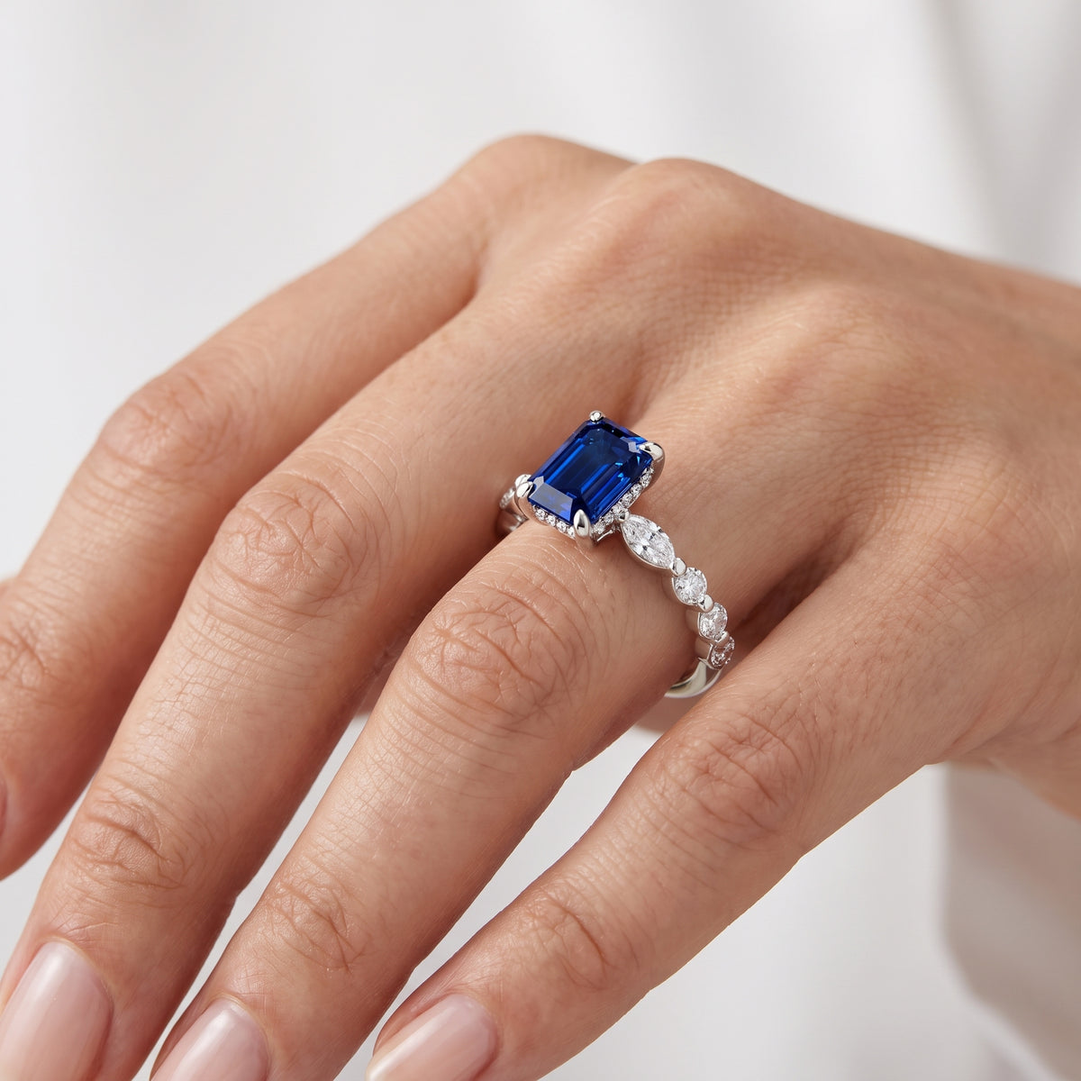 _lifestyle_image@SKU:RG736-NCSE01000004W #metal_14k-white-gold+origin_lab-created