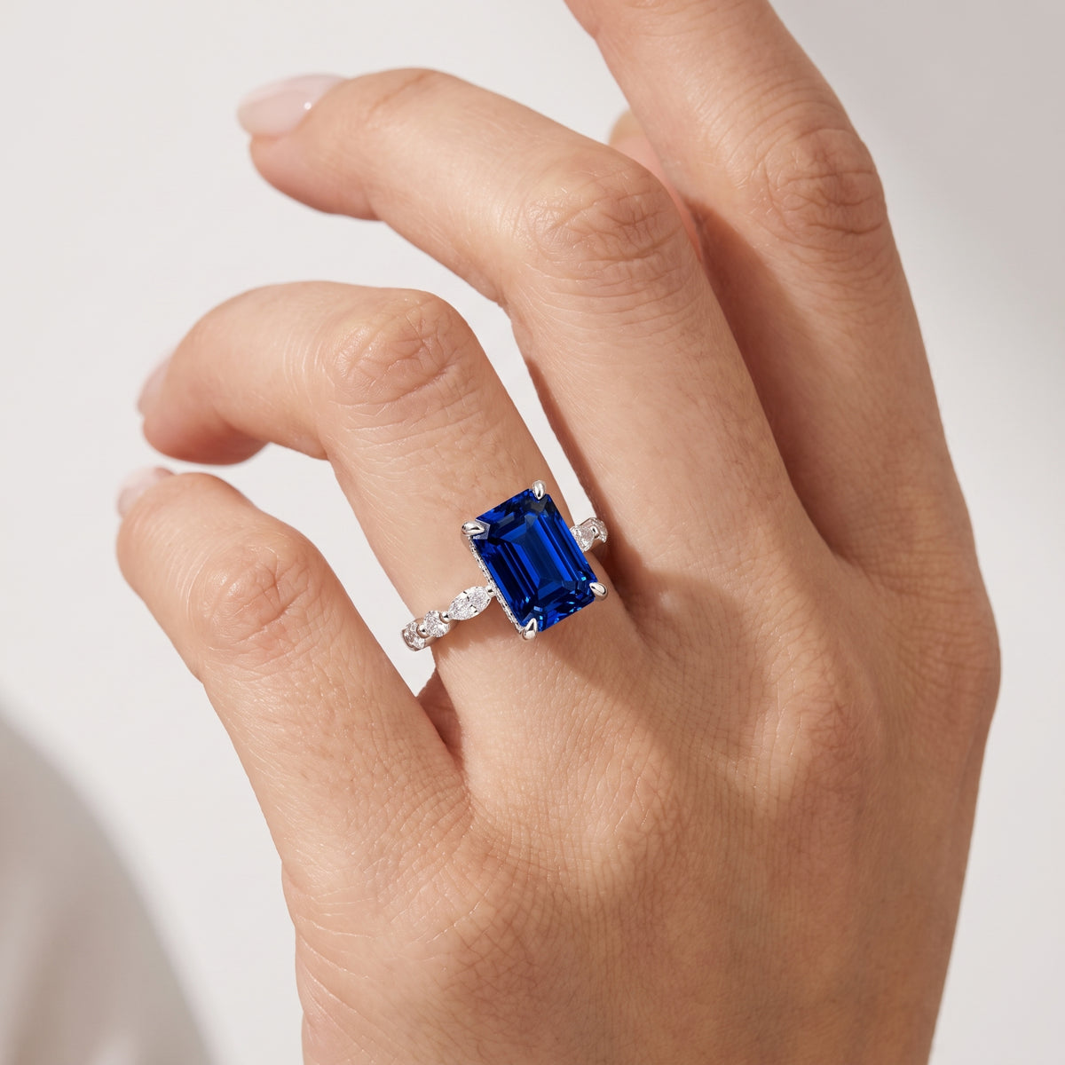 _lifestyle_image@SKU:RG736-NCSE04000004W #metal_14k-white-gold+origin_lab-created