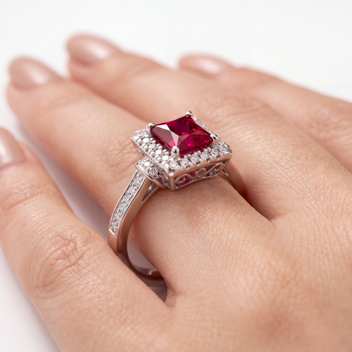 _lifestyle_image@SKU:RG802-LCRP01000004W #metal_10k-white-gold+origin_lab-created