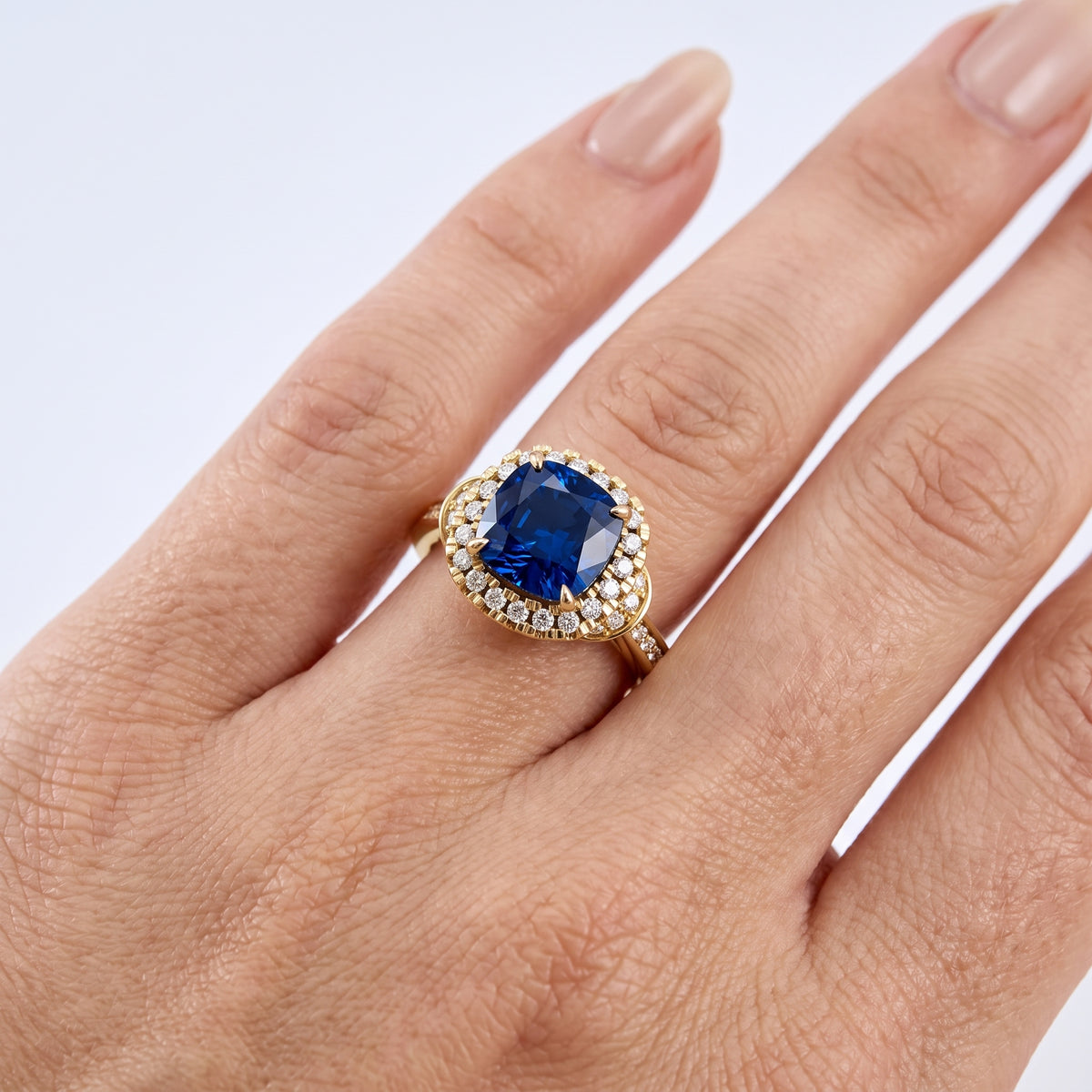 _lifestyle_image@SKU:RG802-LCSC02000004Y #metal_10k-yellow-gold+origin_lab-created