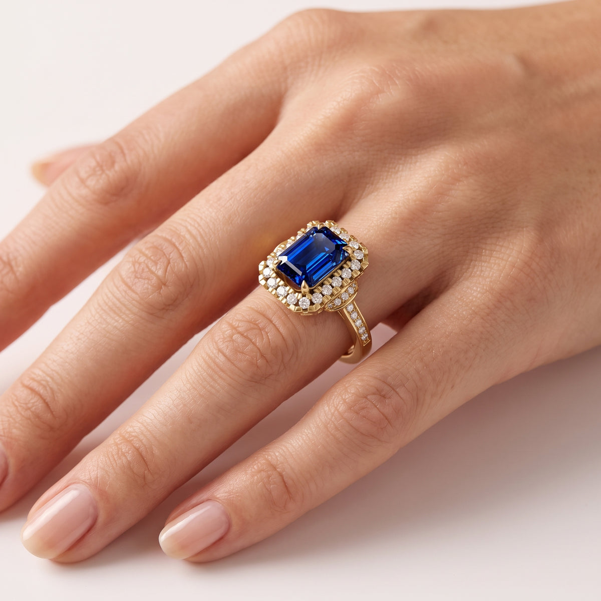 _lifestyle_image@SKU:RG802-LCSE02000004Y #metal_10k-yellow-gold+origin_lab-created