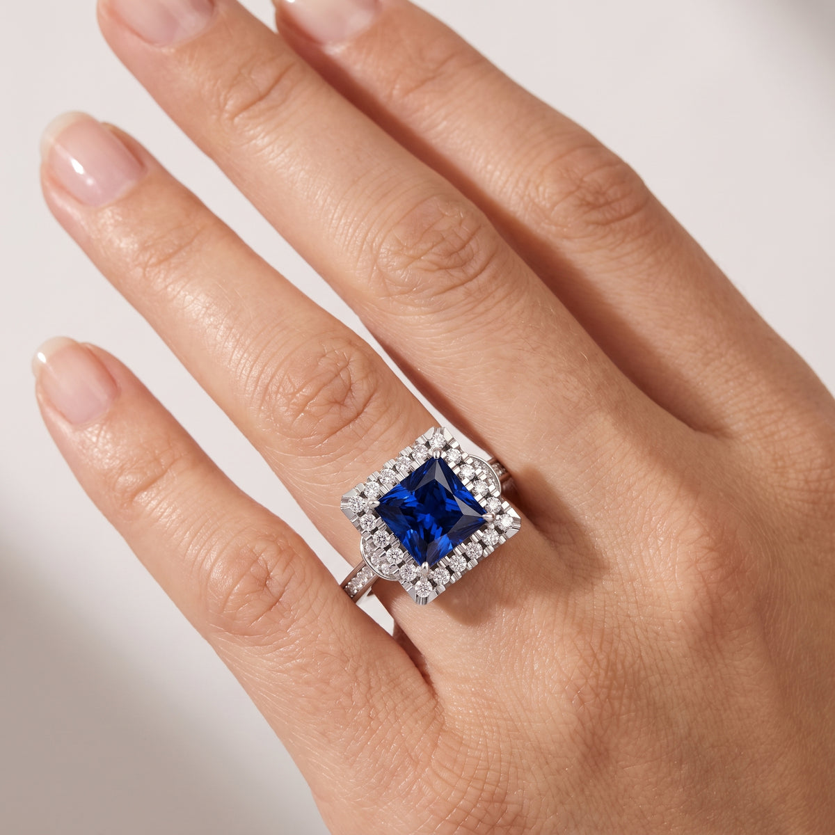 _lifestyle_image@SKU:RG802-NCSP0200000PL #metal_platinum+origin_lab-created