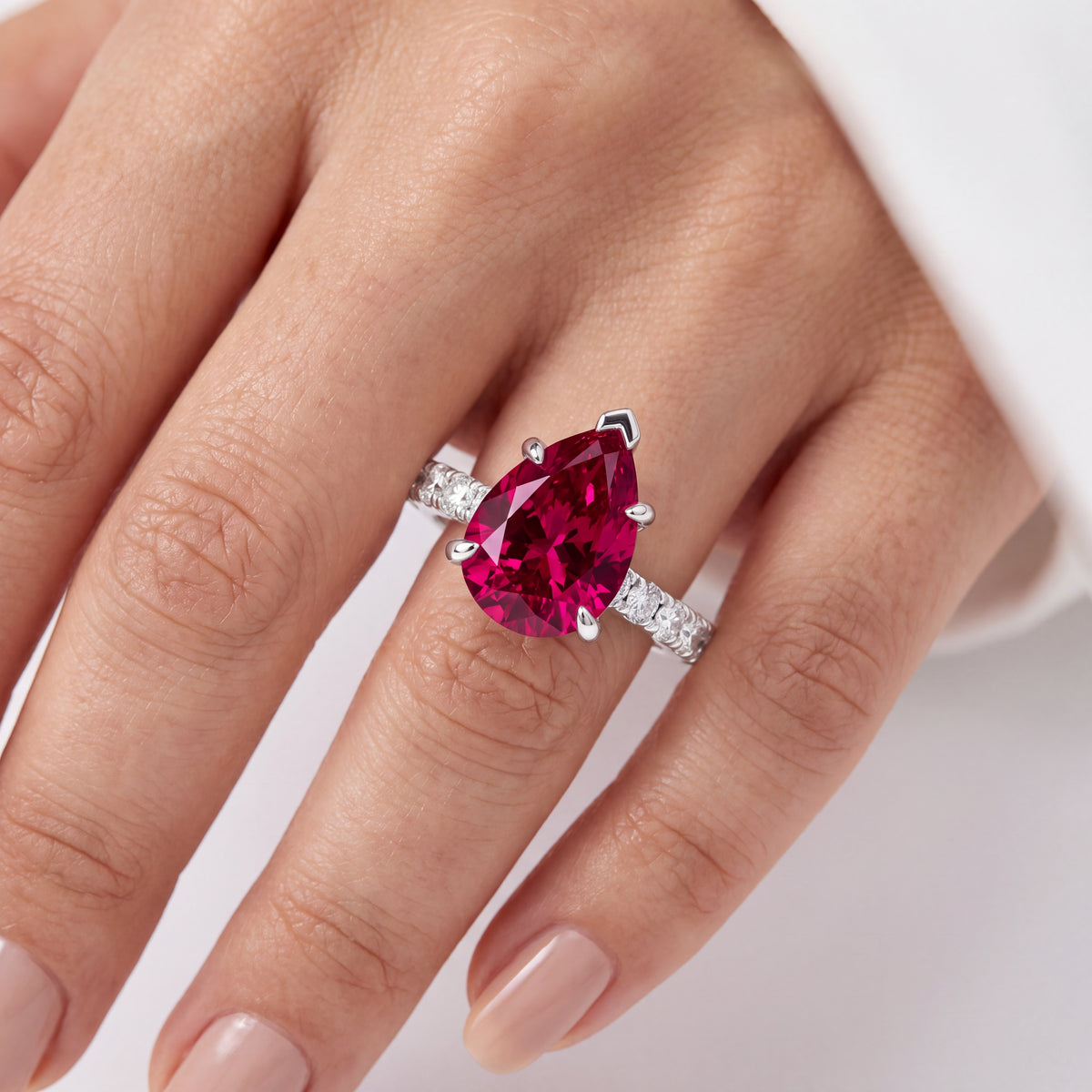 _lifestyle_image@SKU:RG847-LCRD03000004W #metal_10k-white-gold+origin_lab-created