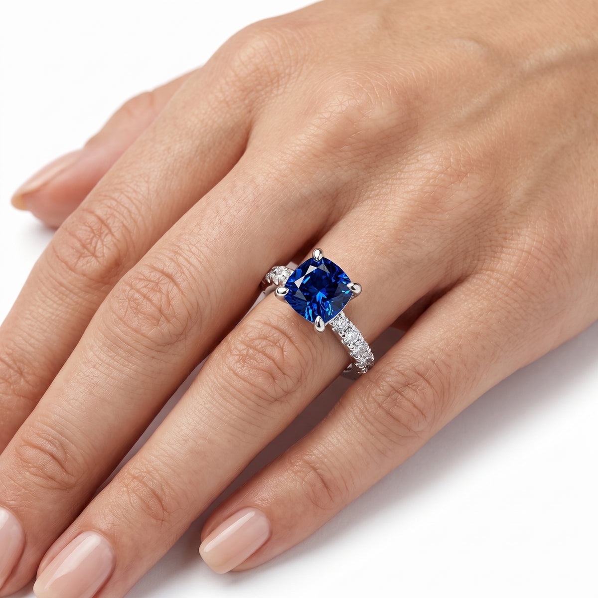 _lifestyle_image@SKU:RG847-LCSC01000004W #metal_10k-white-gold+origin_lab-created