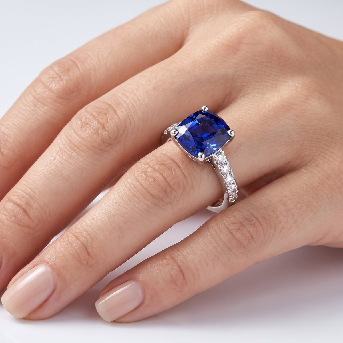 _lifestyle_image@SKU:RG847-LCSC02000004W #metal_10k-white-gold+origin_lab-created