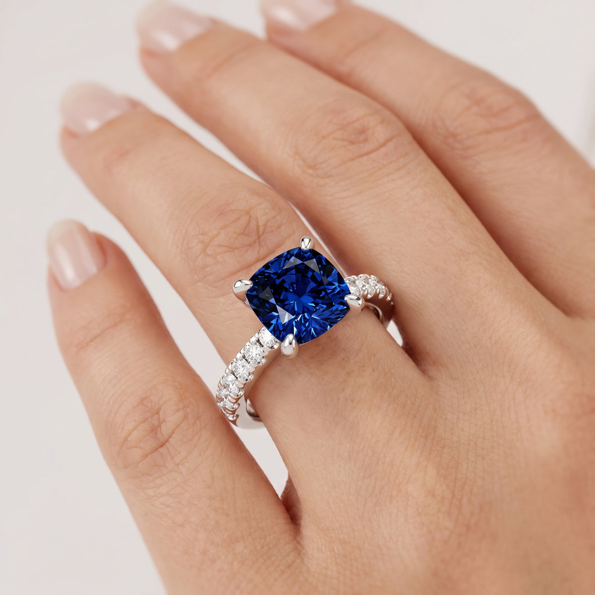 _lifestyle_image@SKU:RG847-LCSC03000004W #metal_10k-white-gold+origin_lab-created