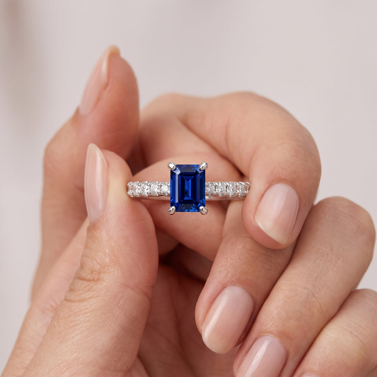 _lifestyle_image@SKU:RG847-LCSE01000004W #metal_10k-white-gold+origin_lab-created