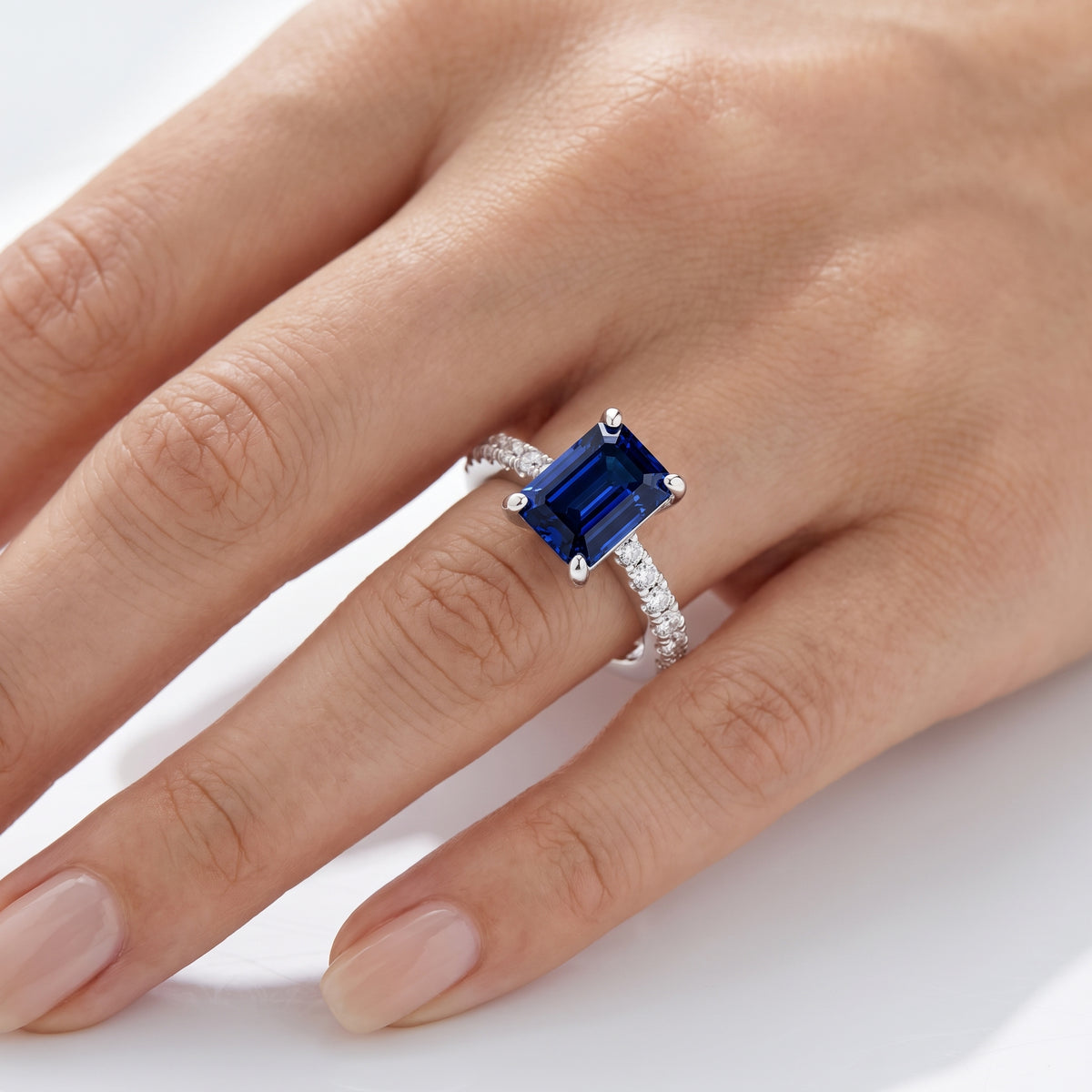 _lifestyle_image@SKU:RG847-LCSE03000004W #metal_10k-white-gold+origin_lab-created