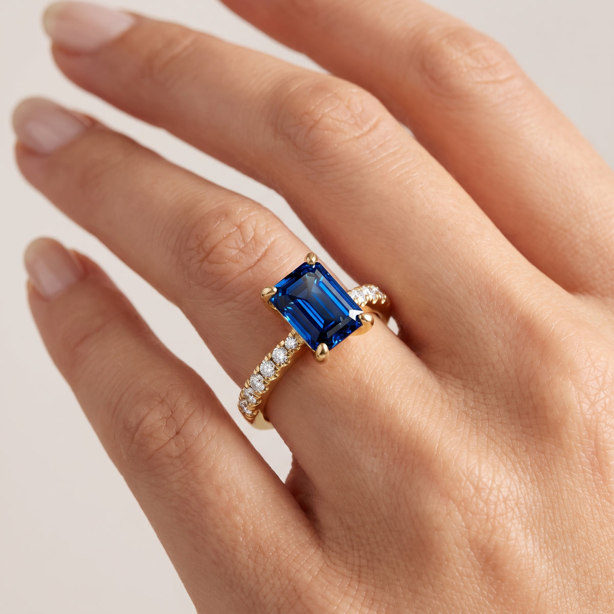 _lifestyle_image@SKU:RG847-LCSE04000004Y #metal_10k-yellow-gold+origin_lab-created