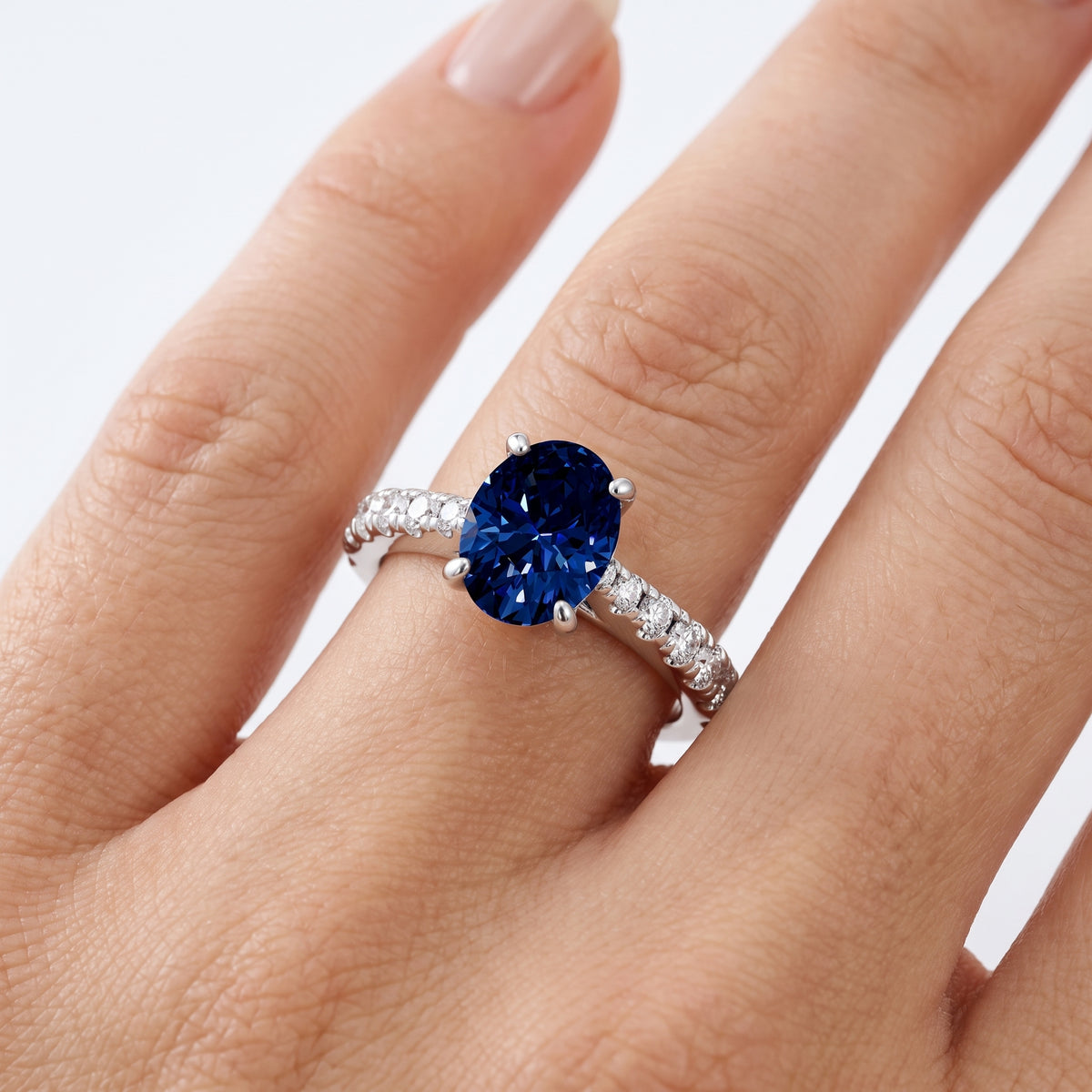 _lifestyle_image@SKU:RG847-LCSO01000004W #metal_10k-white-gold+origin_lab-created