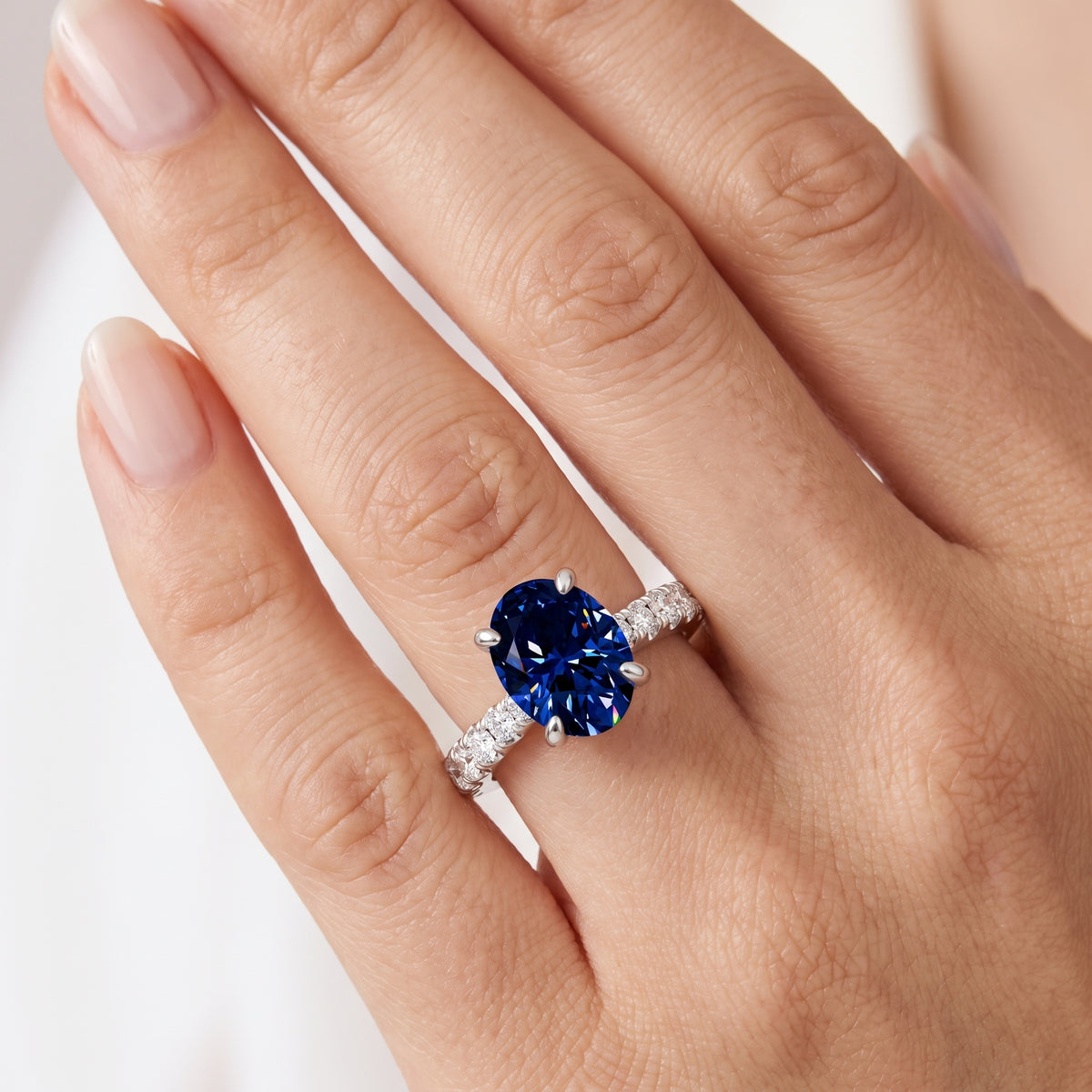 _lifestyle_image@SKU:RG847-LCSO02000004W #metal_10k-white-gold+origin_lab-created