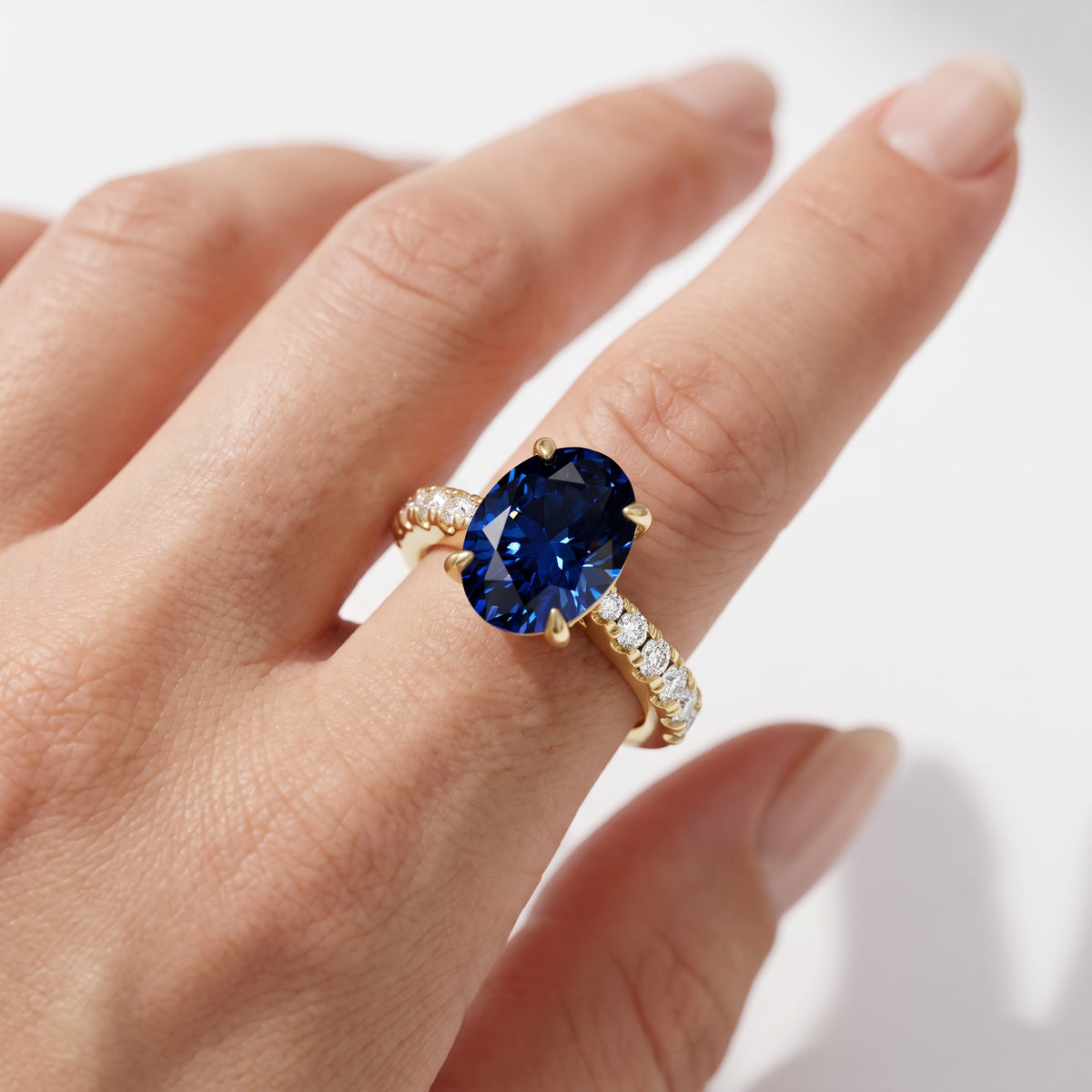 _lifestyle_image@SKU:RG847-LCSO03000004Y #metal_10k-yellow-gold+origin_lab-created