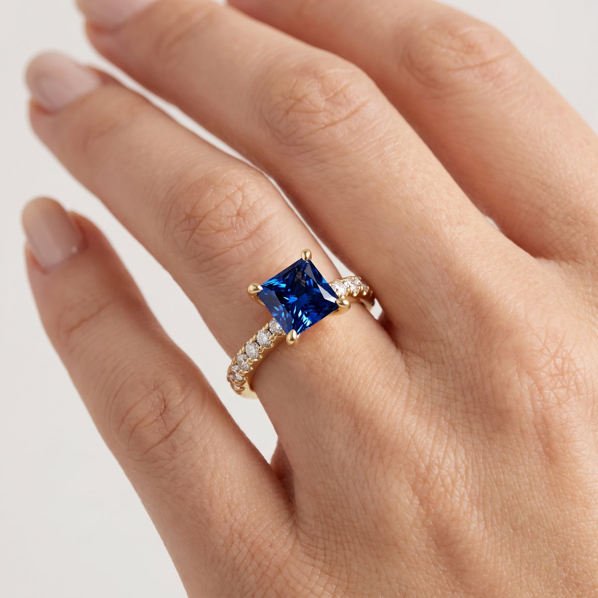 _lifestyle_image@SKU:RG847-LCSP02000004Y #metal_10k-yellow-gold+origin_lab-created