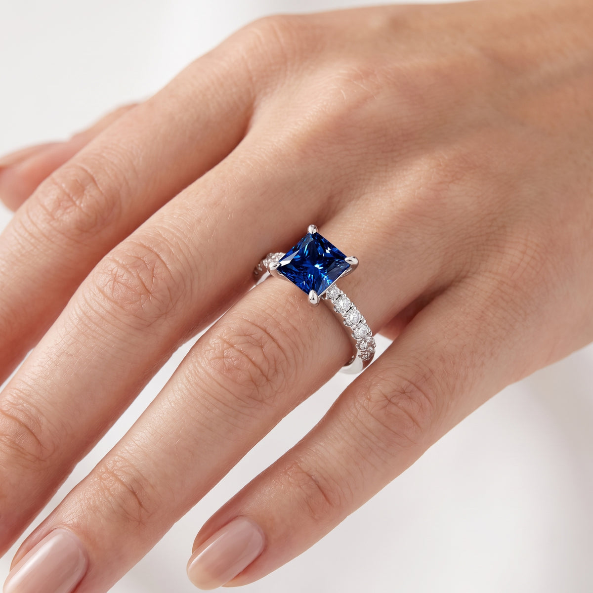 _lifestyle_image@SKU:RG847-LCSP03000004W #metal_10k-white-gold+origin_lab-created