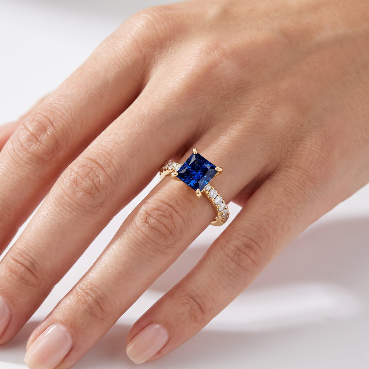 _lifestyle_image@SKU:RG847-LCSP03000004Y #metal_10k-yellow-gold+origin_lab-created