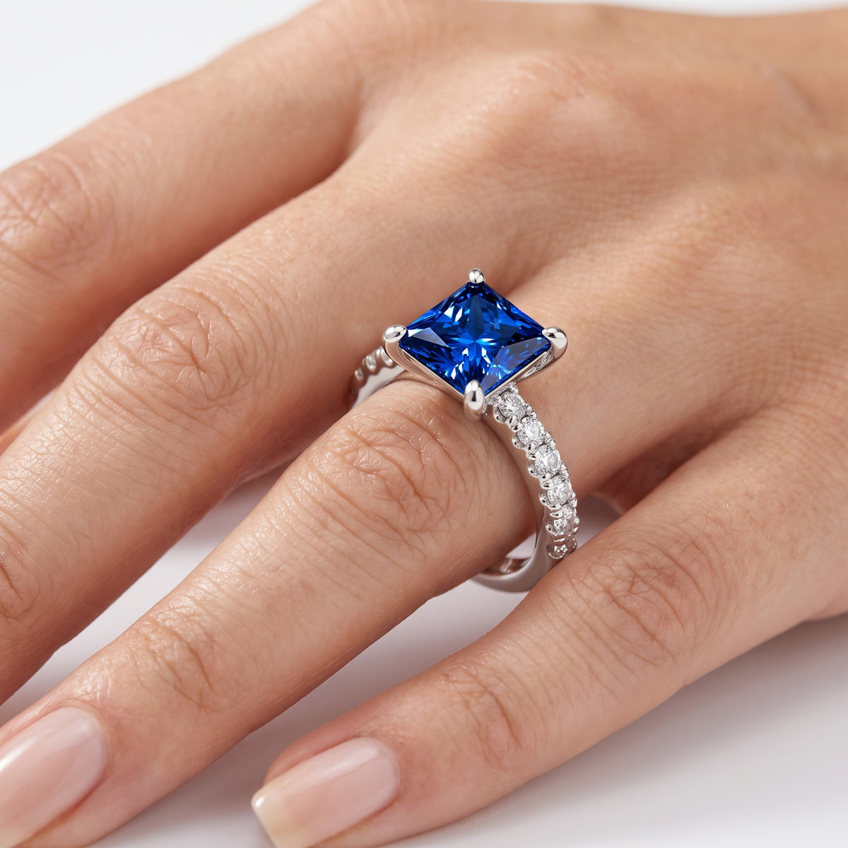 _lifestyle_image@SKU:RG847-LCSP04000004W #metal_10k-white-gold+origin_lab-created