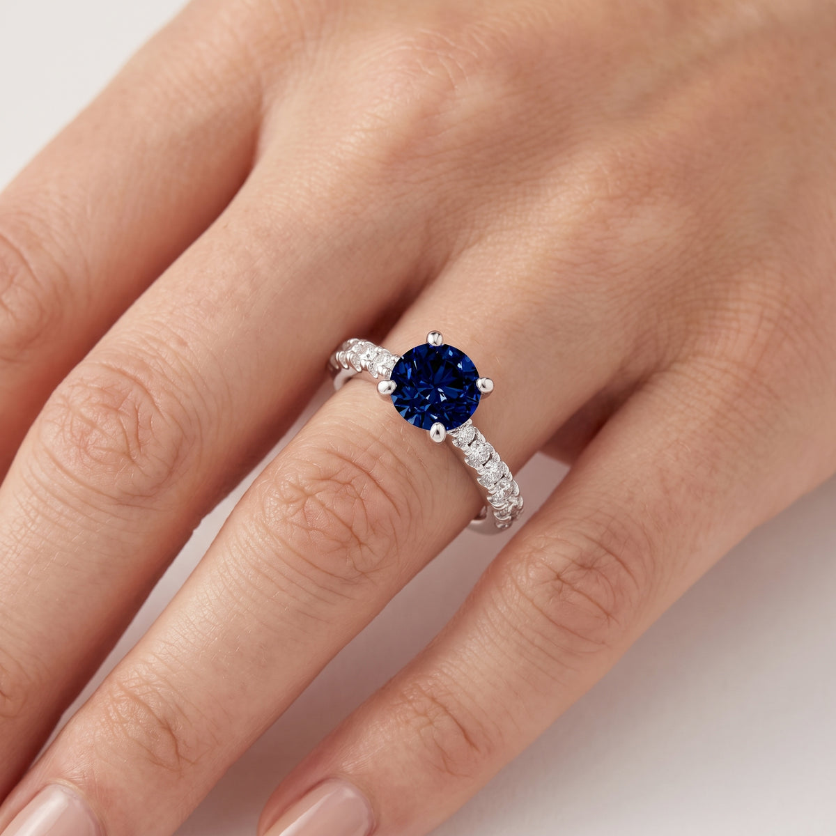 _lifestyle_image@SKU:RG847-LCSR01000004W #metal_10k-white-gold+origin_lab-created