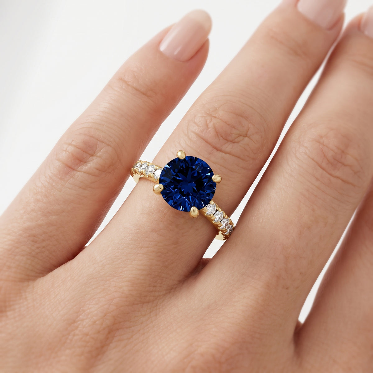 _lifestyle_image@SKU:RG847-LCSR02000004Y #metal_10k-yellow-gold+origin_lab-created