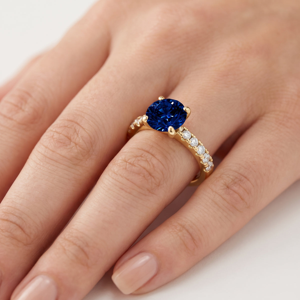 _lifestyle_image@SKU:RG847-LCSR03000004Y #metal_10k-yellow-gold+origin_lab-created