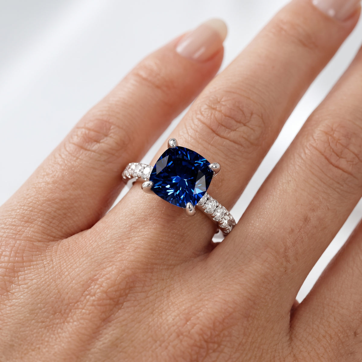 _lifestyle_image@SKU:RG847-NCSC0200000PL #metal_platinum+origin_lab-created