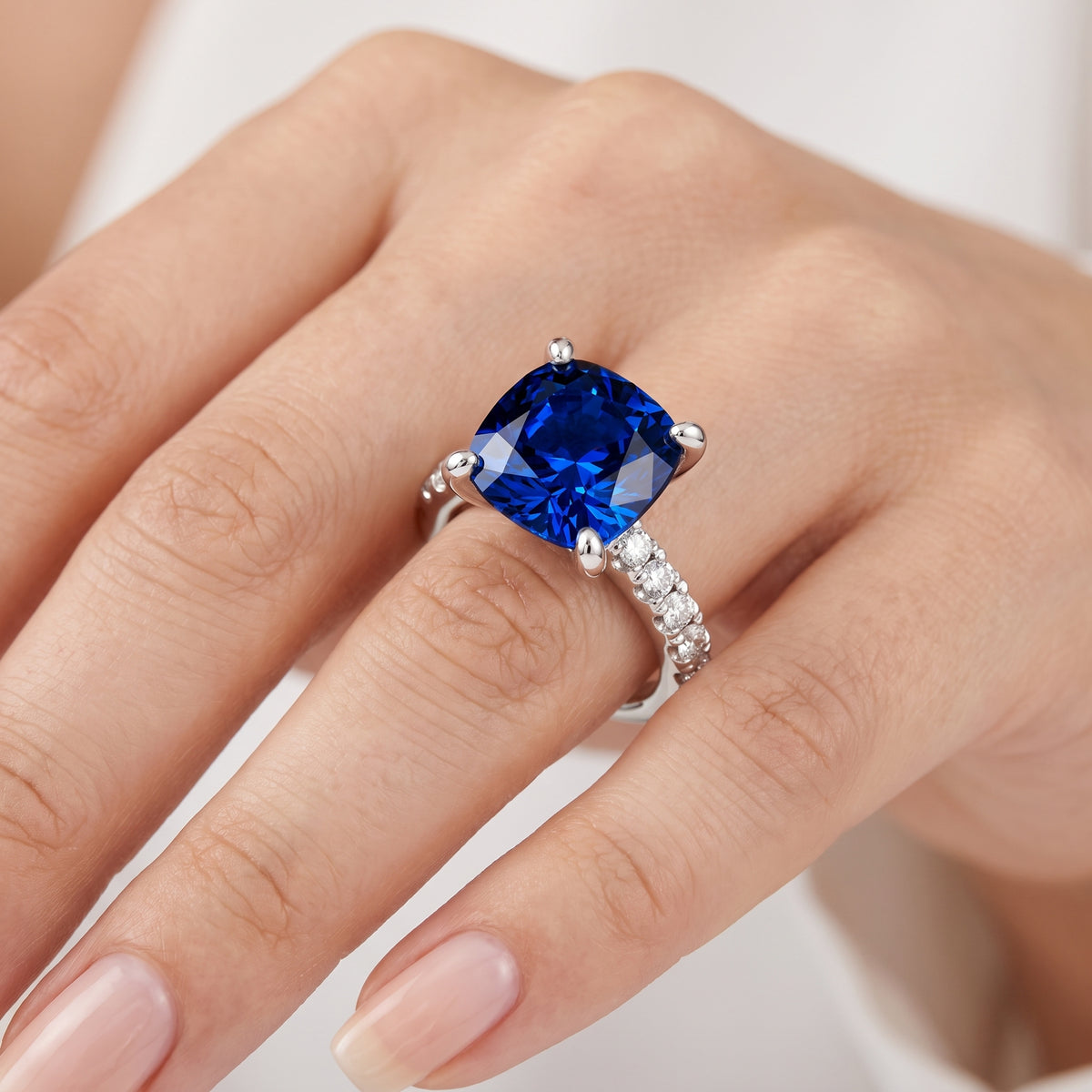 _lifestyle_image@SKU:RG847-NCSC0300000PL #metal_platinum+origin_lab-created