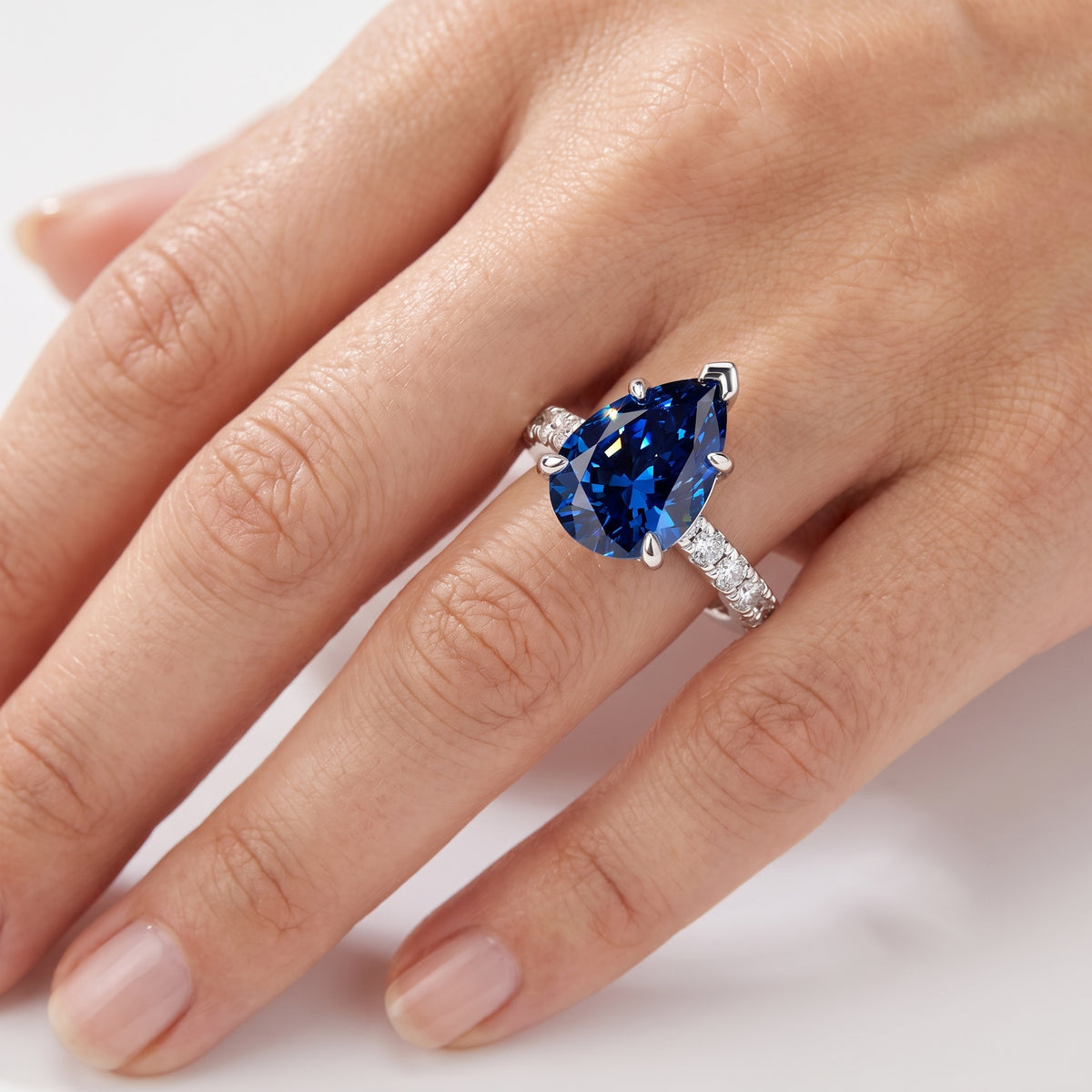 _lifestyle_image@SKU:RG847-NCSD0400000PL #metal_platinum+origin_lab-created