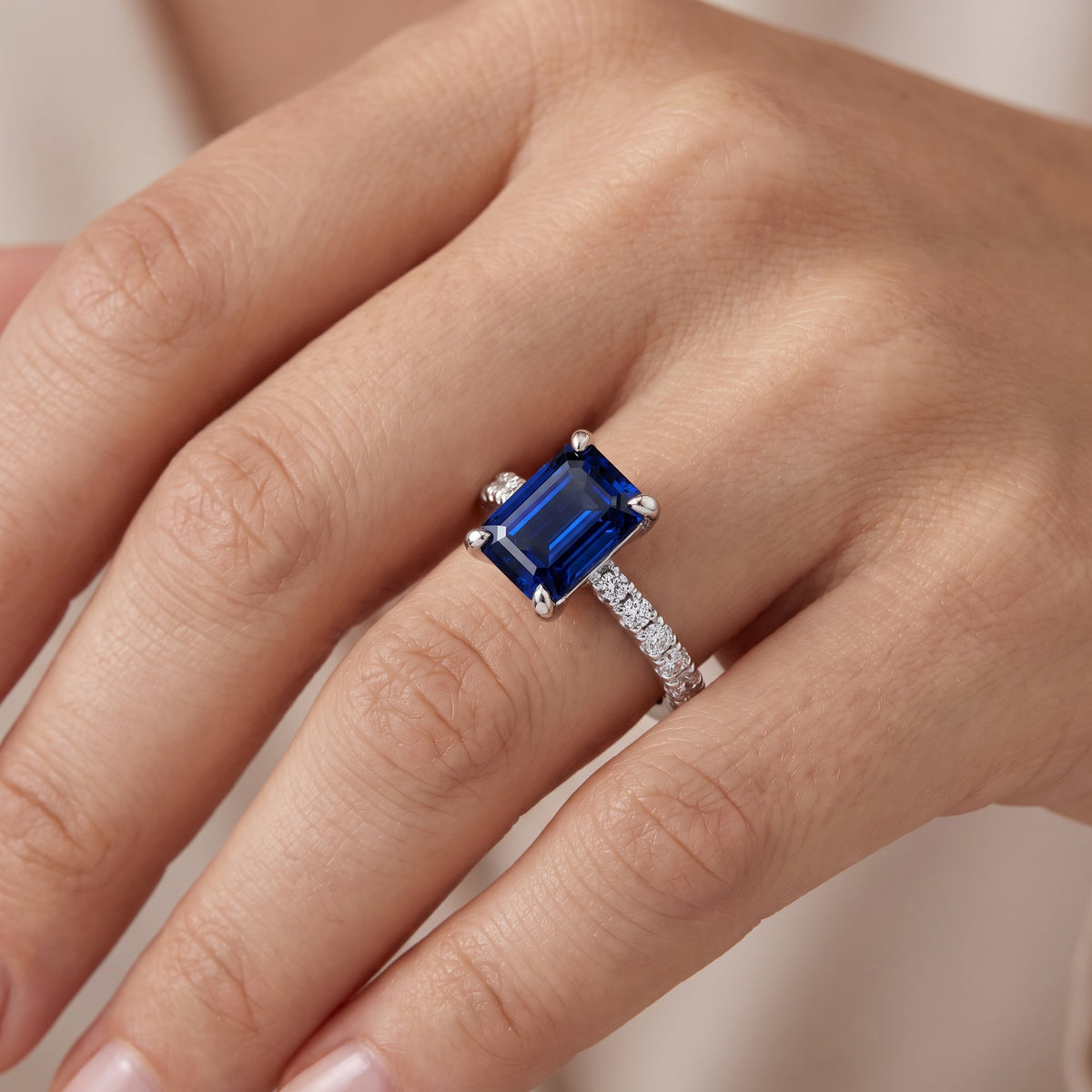 _lifestyle_image@SKU:RG847-NCSE03000004W #metal_14k-white-gold+origin_lab-created