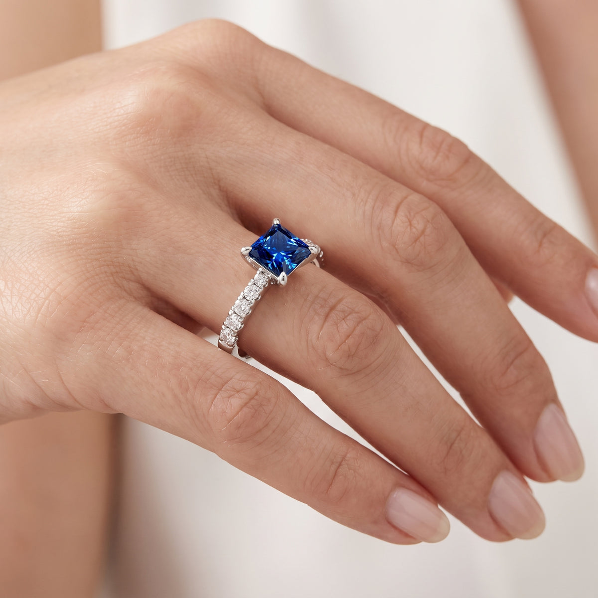 _lifestyle_image@SKU:RG847-NCSP0100000PL #metal_platinum+origin_lab-created