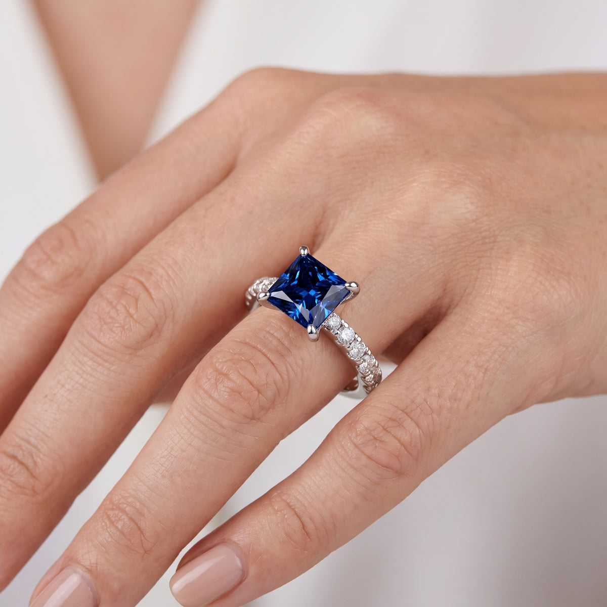 _lifestyle_image@SKU:RG847-NCSP0200000PL #metal_platinum+origin_lab-created