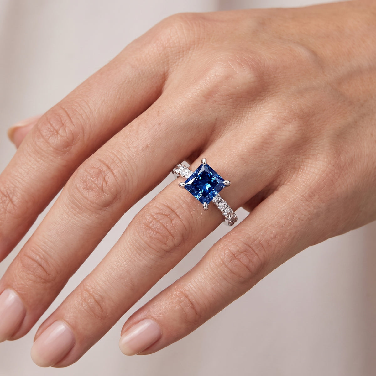 _lifestyle_image@SKU:RG847-NCSP03000004W #metal_14k-white-gold+origin_lab-created