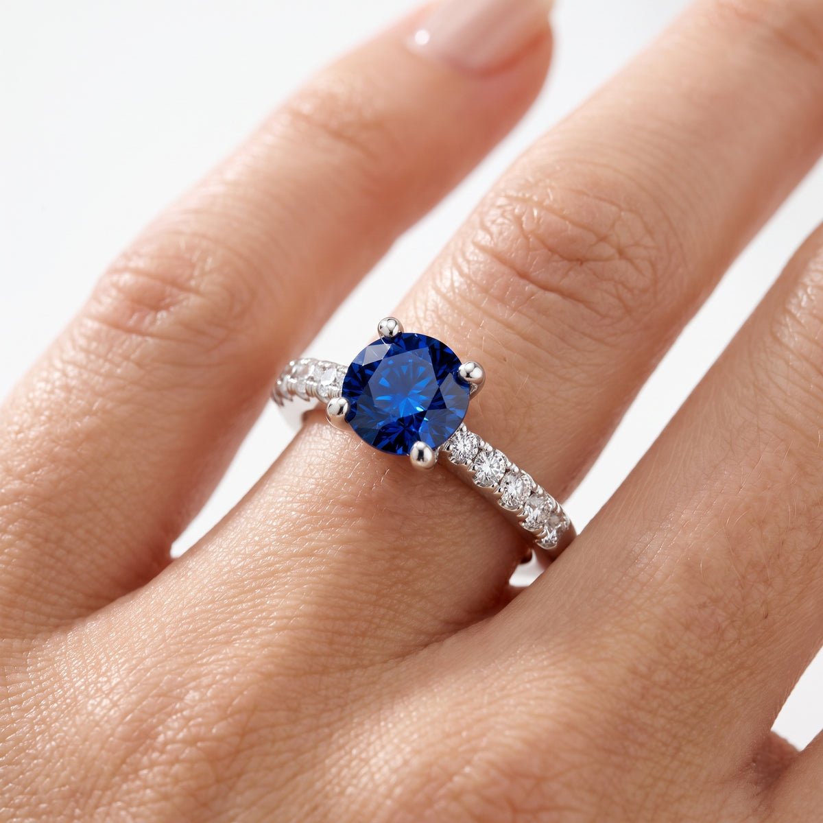 _lifestyle_image@SKU:RG847-NCSR01000004W #metal_14k-white-gold+origin_lab-created