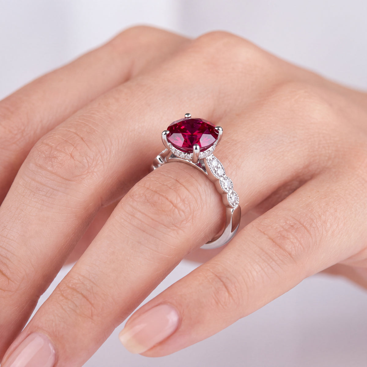 _lifestyle_image@SKU:RG930-LCRR02000004W #metal_10k-white-gold+origin_lab-created