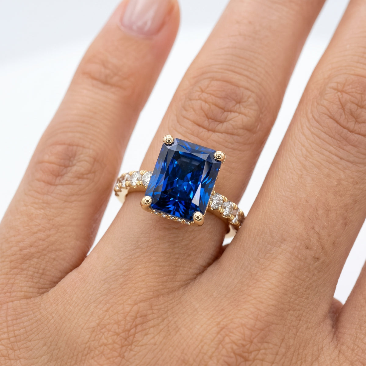_lifestyle_image@SKU:RG930-LCST03000004Y #metal_10k-yellow-gold+origin_lab-created